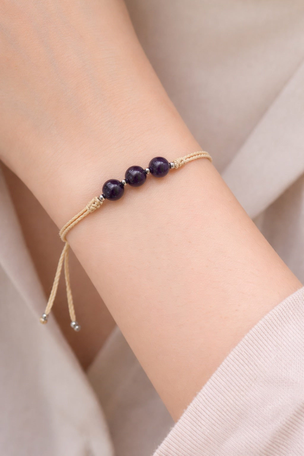 Amatista en Pulsera (hilo beige) - Santa Hildegarda