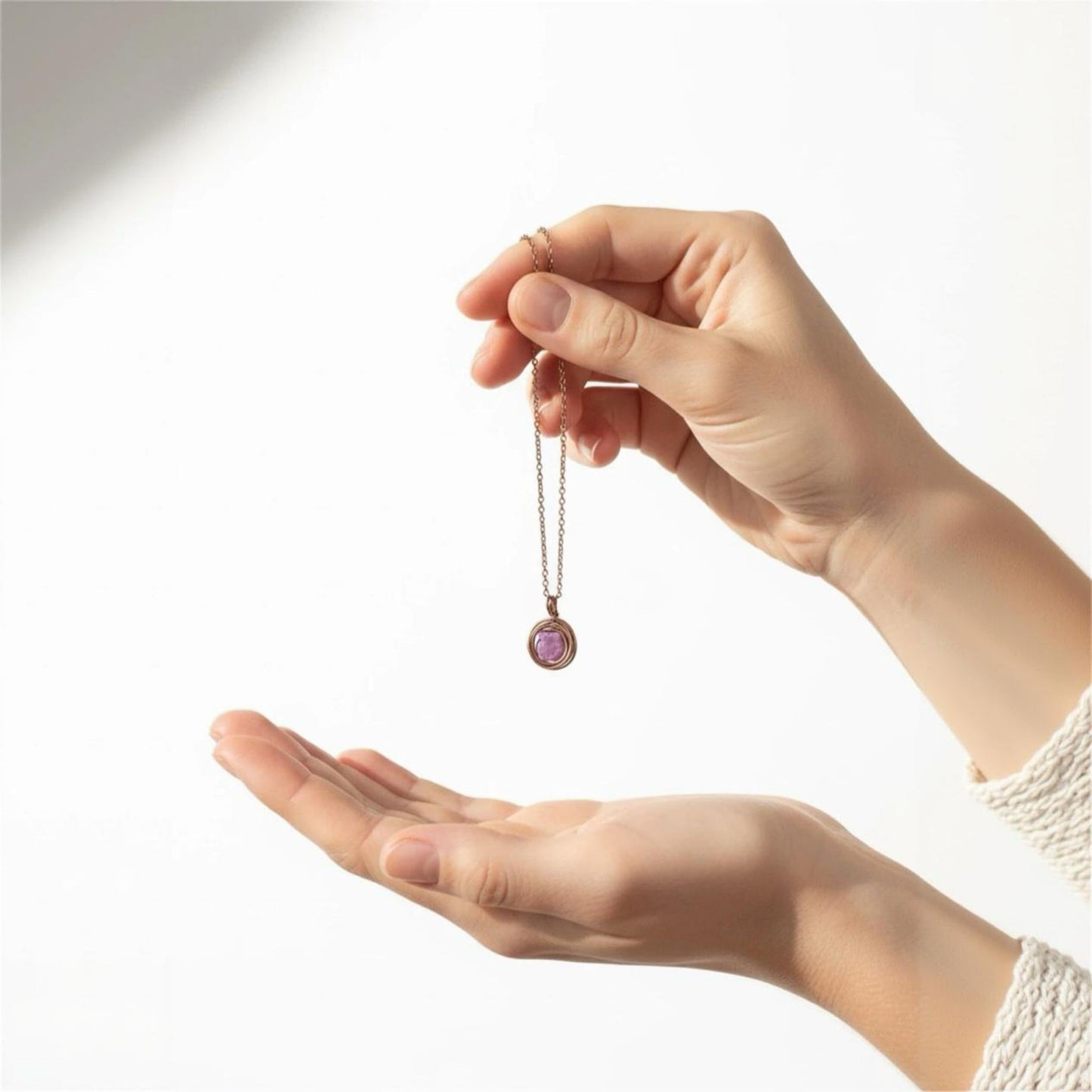 Rubí Corindón en Collar con Alambrismo - Cadena Satélite de Bronce Ajustable - 50 cm