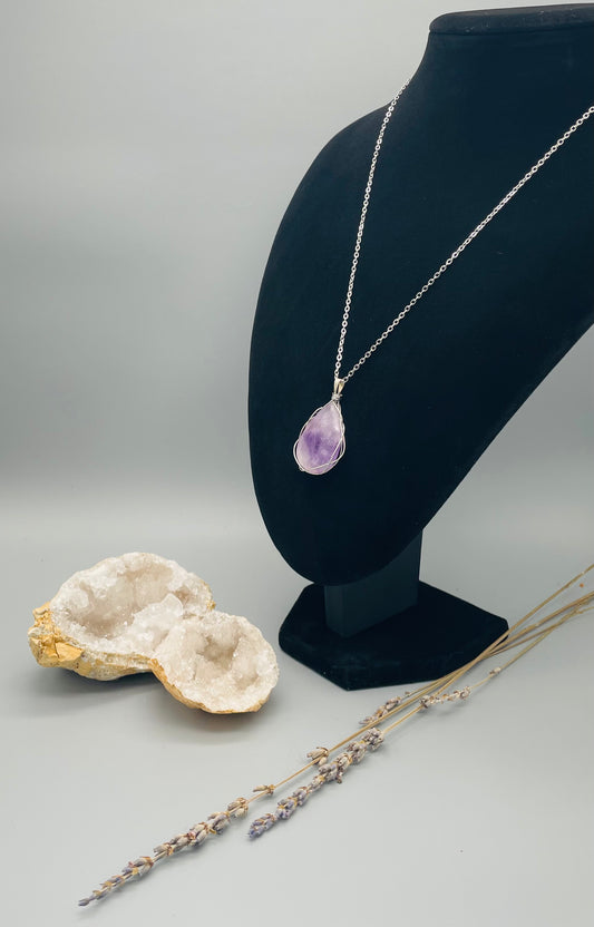 Amatista en Collar con Alambrismo - Cabujón Lágrima