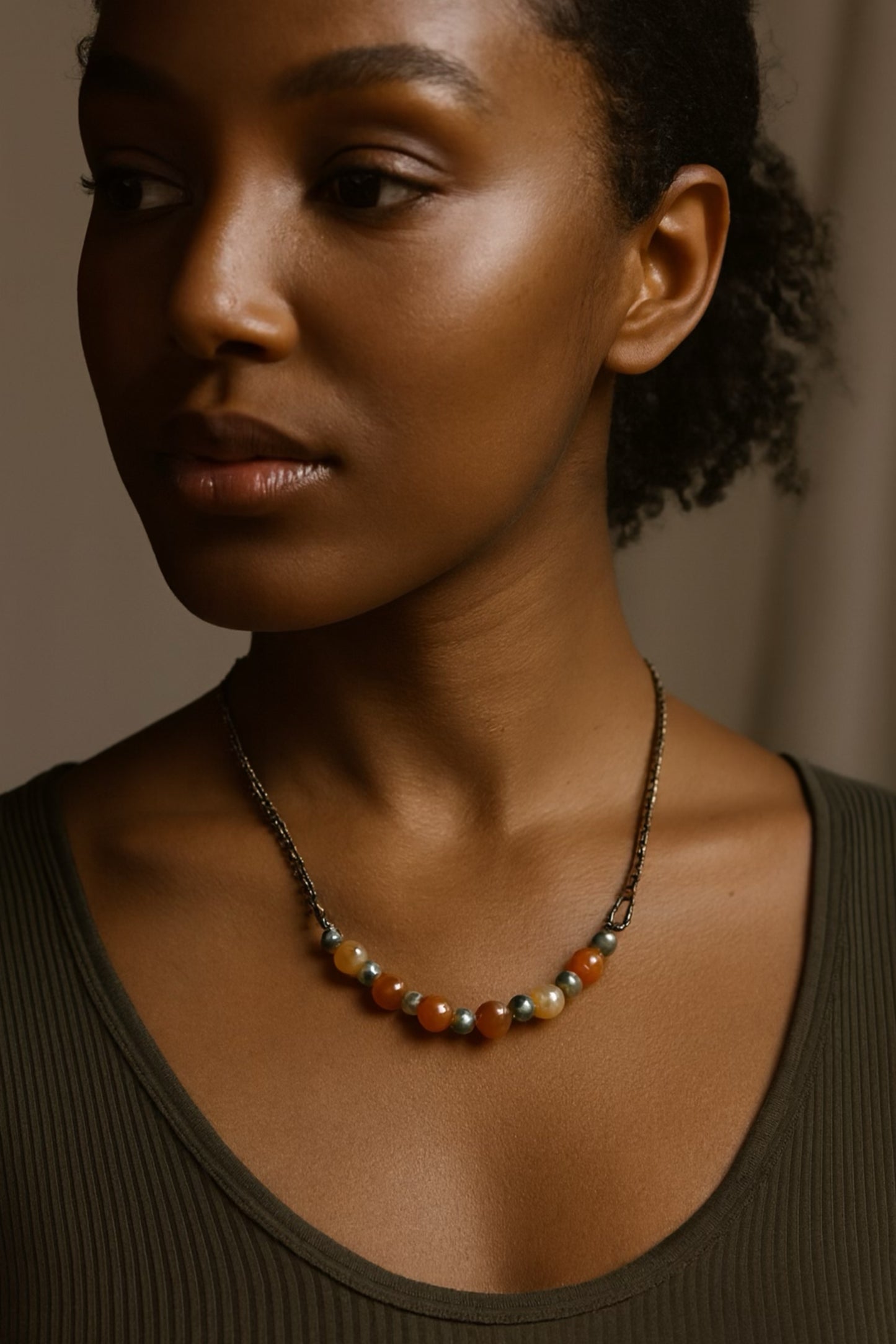 Cornalina con Esferas y Charms de Bronce en Collar