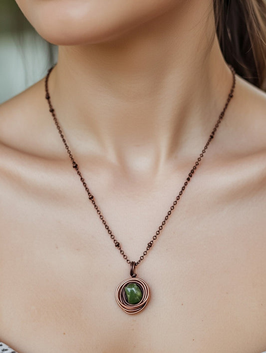 Olivino en Collar de Bronce - Colgante Artesanal Enrollado- 50cm