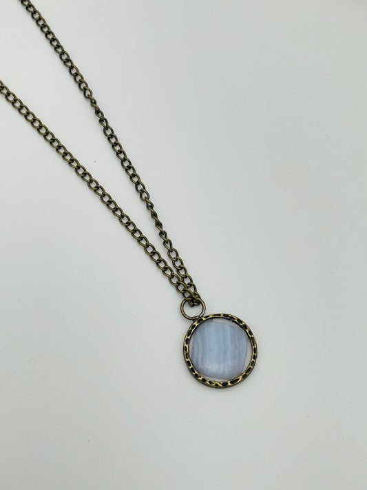 Calcedonia en Collar de oro antiguo con aro Martillado - 50 cm