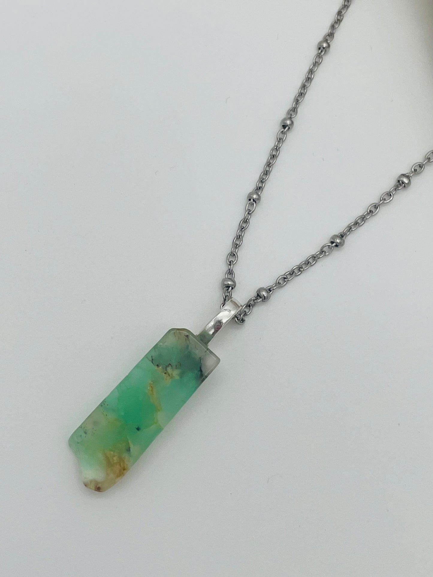 Crisoprasa Pulida en Collar de con Cadena Satélite Plateada - 55cm Acero Inoxidable