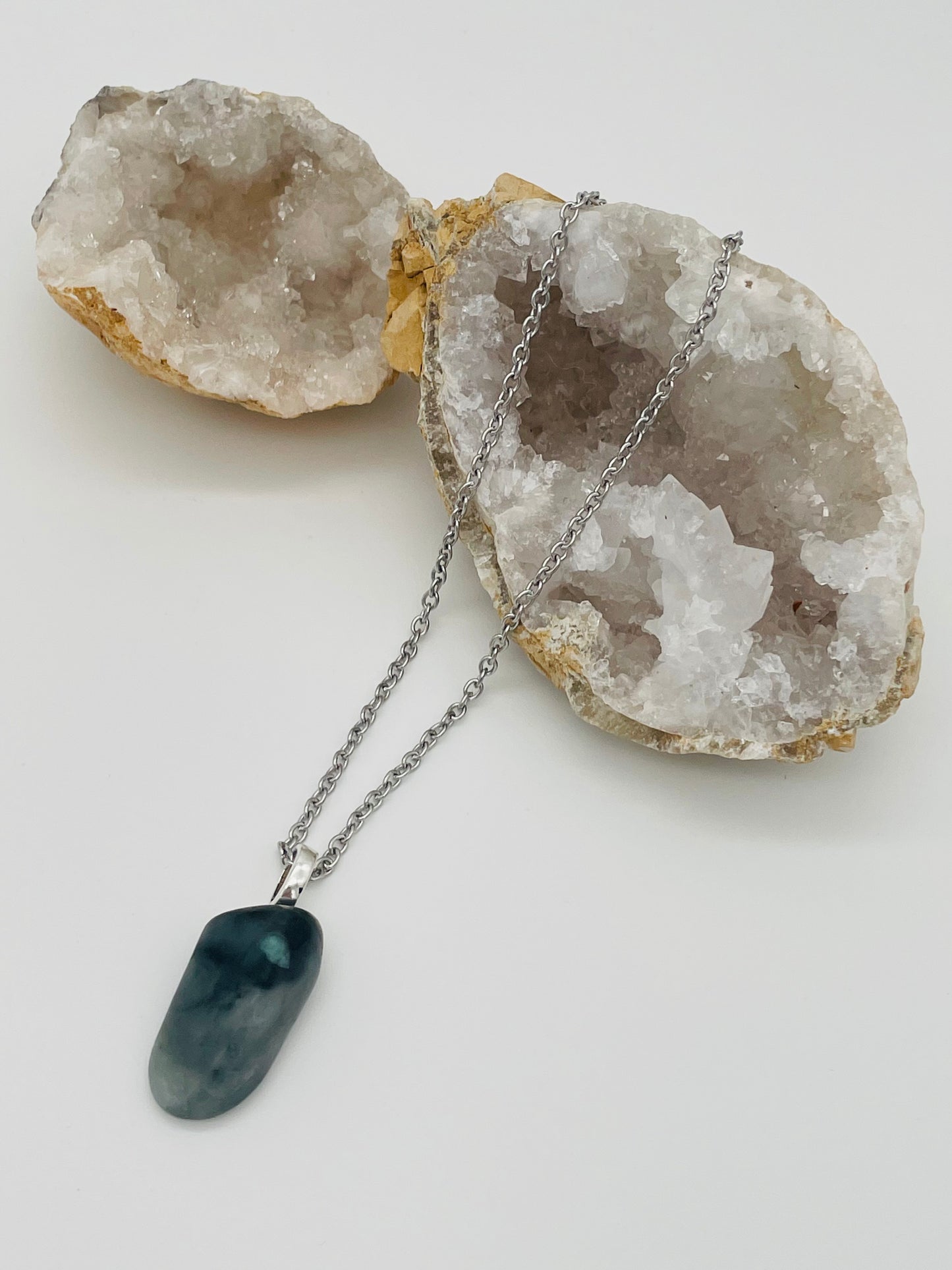 Esmeralda Natural Pulida en Collar - Cadena Plateada 60cm Acero Inoxidable