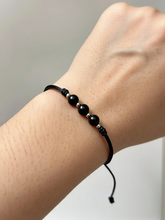 Ónice en Pulsera de (hilo negro) - Santa Hildegarda