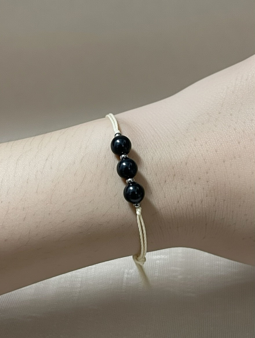 Ónice en Pulsera (hilo beige) - Santa Hildegarda
