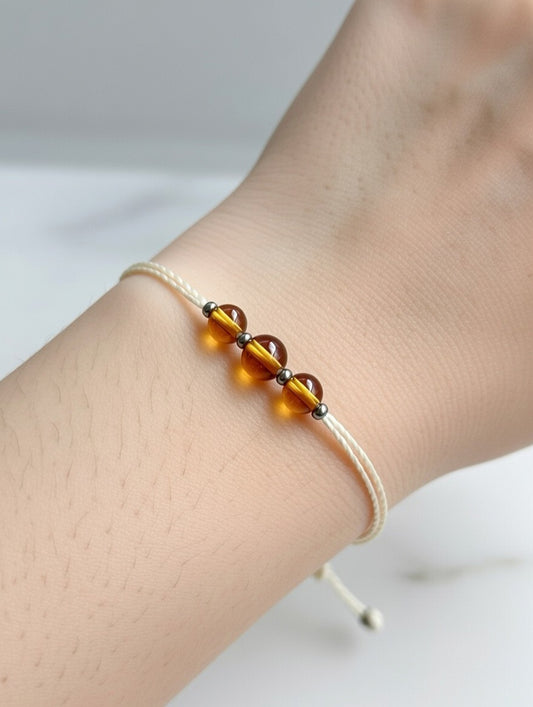Cornalina en Pulsera (hilo beige) - Santa Hildegarda