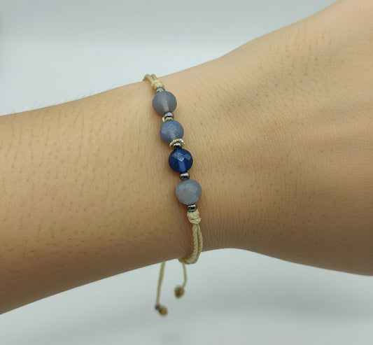 Zafiro en Pulsera (hilo beige) - Santa Hildegarda