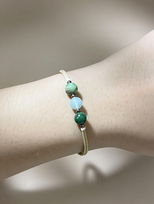 Crisoprasa en Pulsera (hilo beige) - Santa Hildegarda