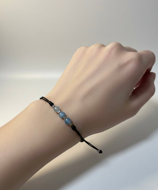 Aguamarina en Pulsera (hilo negro)- Santa Hildegarda
