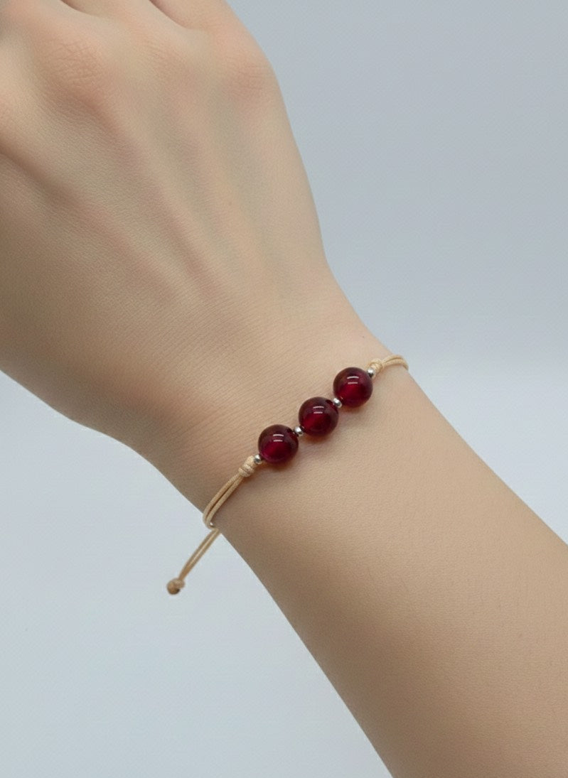 Rubí en Pulsera (hilo beige) - Santa Hildegarda