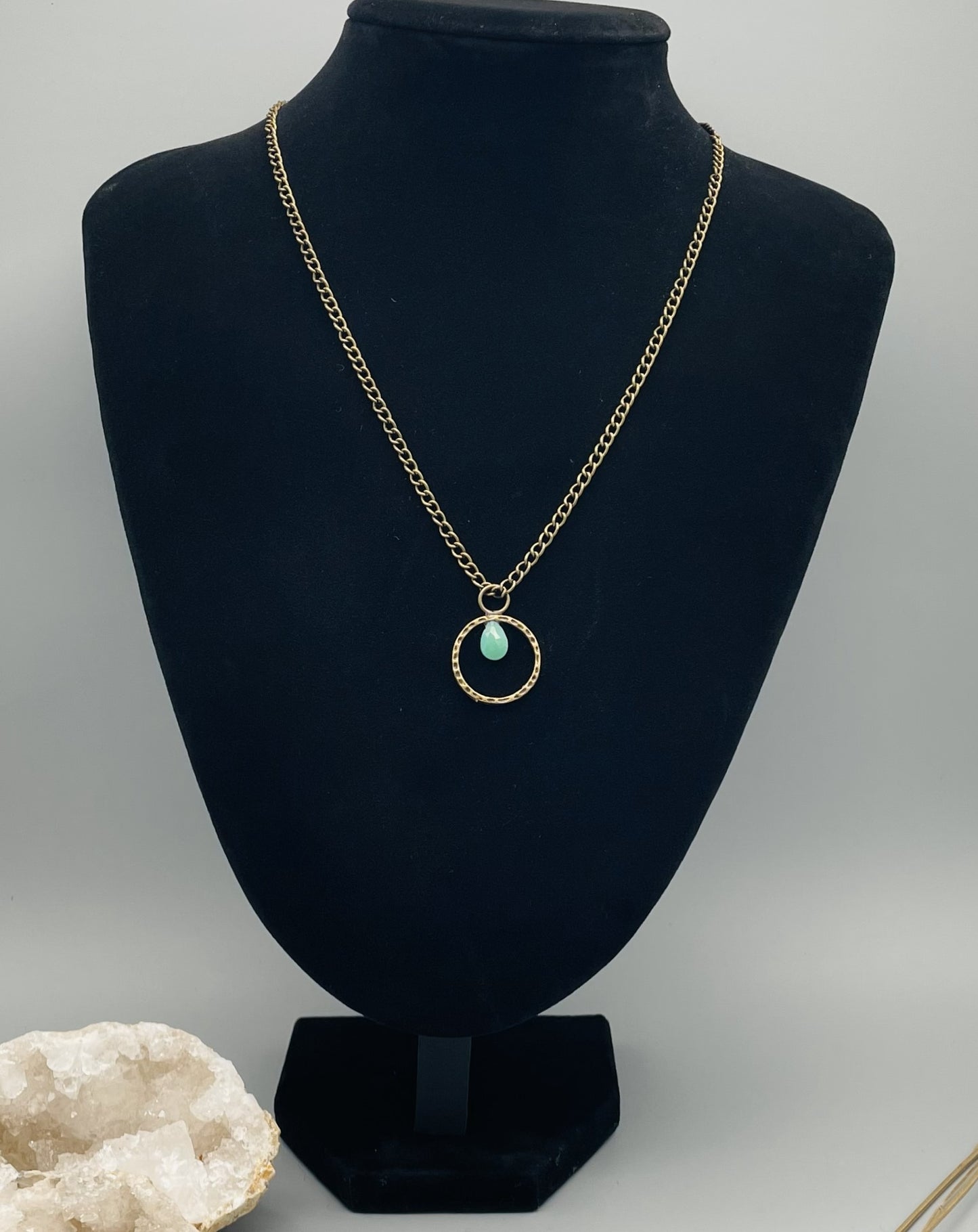 Collar Lágrima Crisoprasa Aro Bronce Martillado 50cm