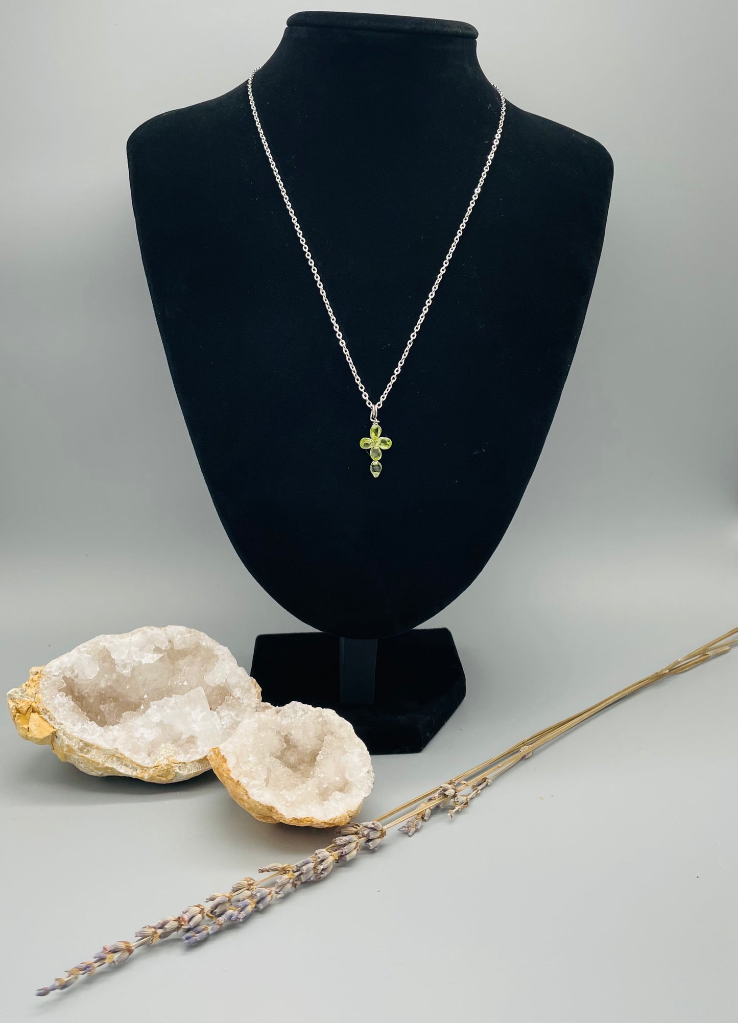 Olivino en cruz en Collar de 50 cm - 5 Cristales