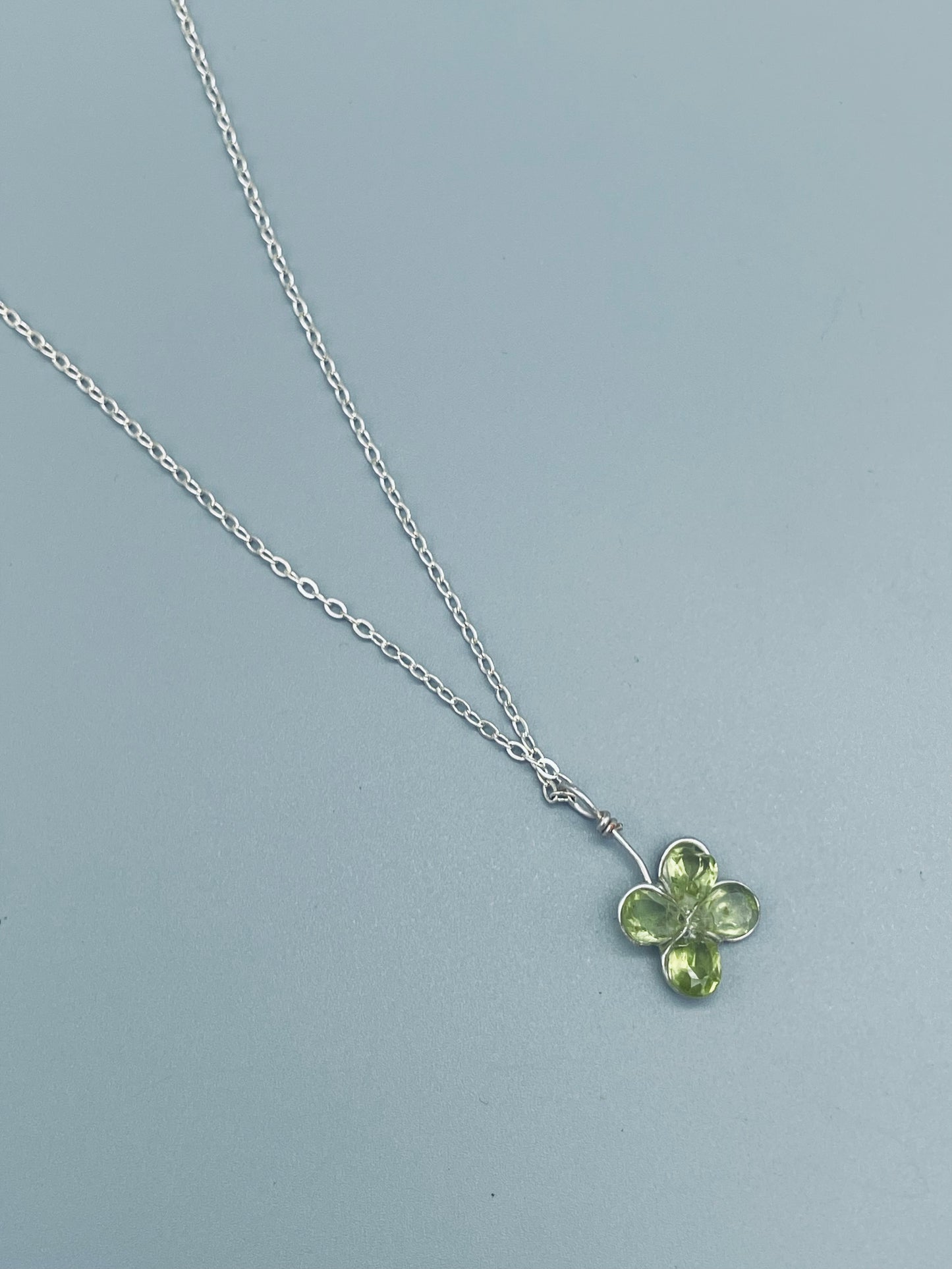 Olivino en Collar de 50 cm con Alambrismo - 4 Cristales