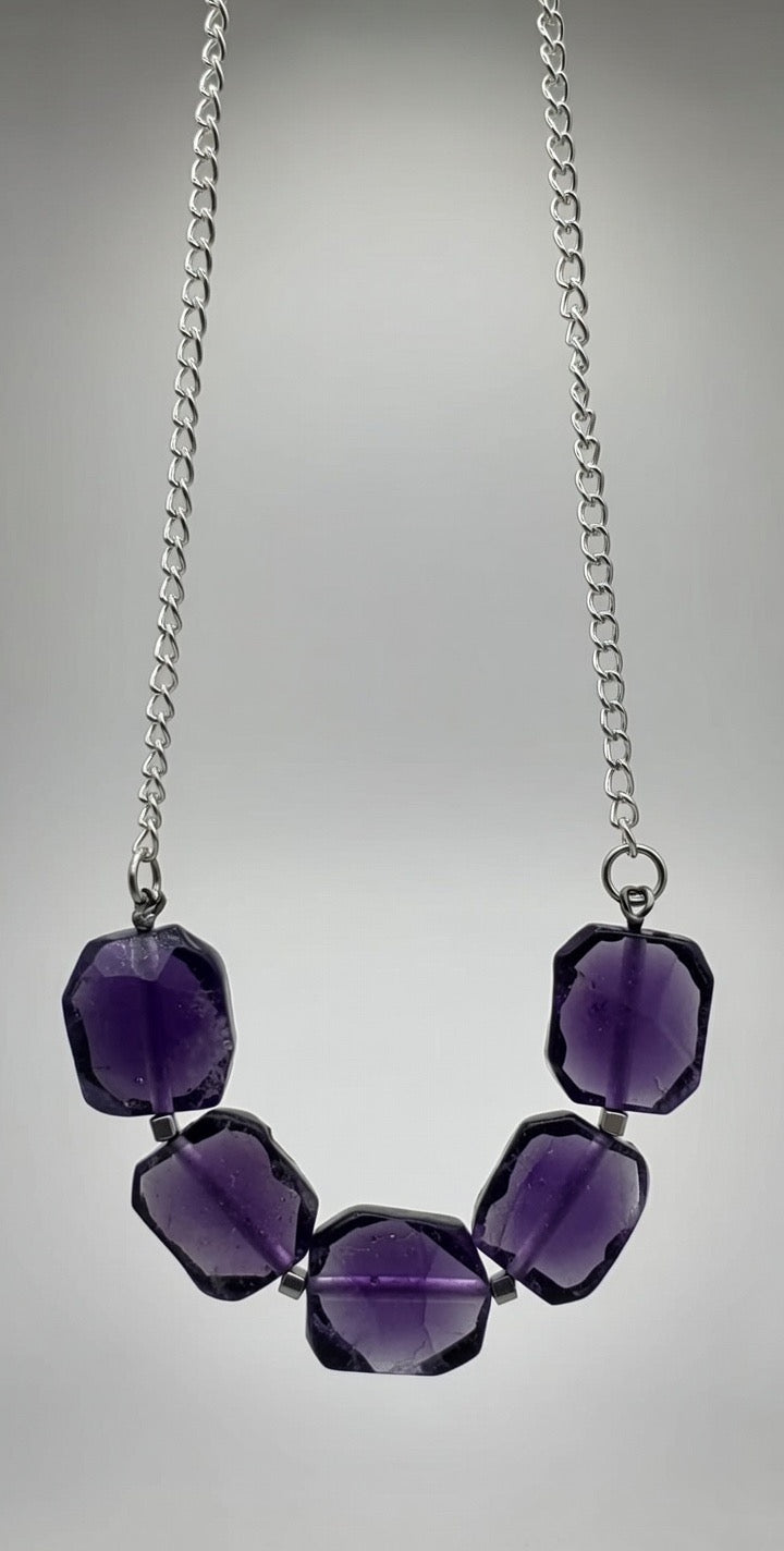 Amatista en Collar de Cadena de Acero Inoxidable - 5 Gemas Cuadradas - 50 cm