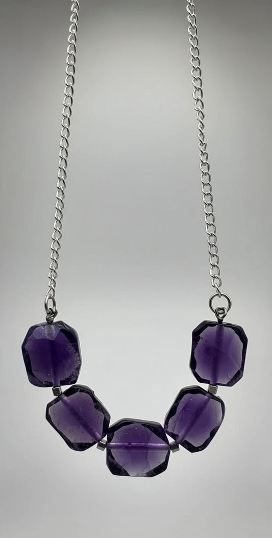 Amatista en Collar de Cadena de Acero Inoxidable - 5 Gemas Cuadradas - 50 cm