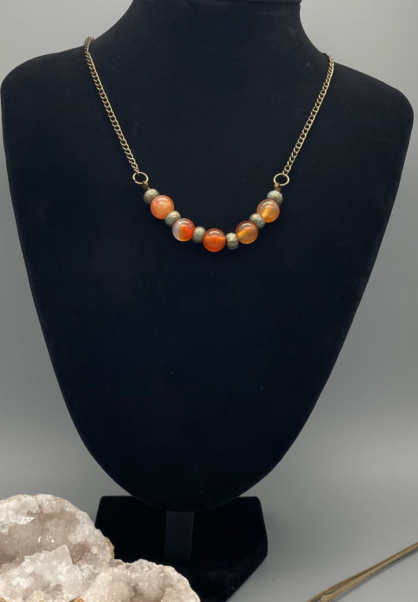 Cornalina con Esferas y Charms de Bronce en Collar