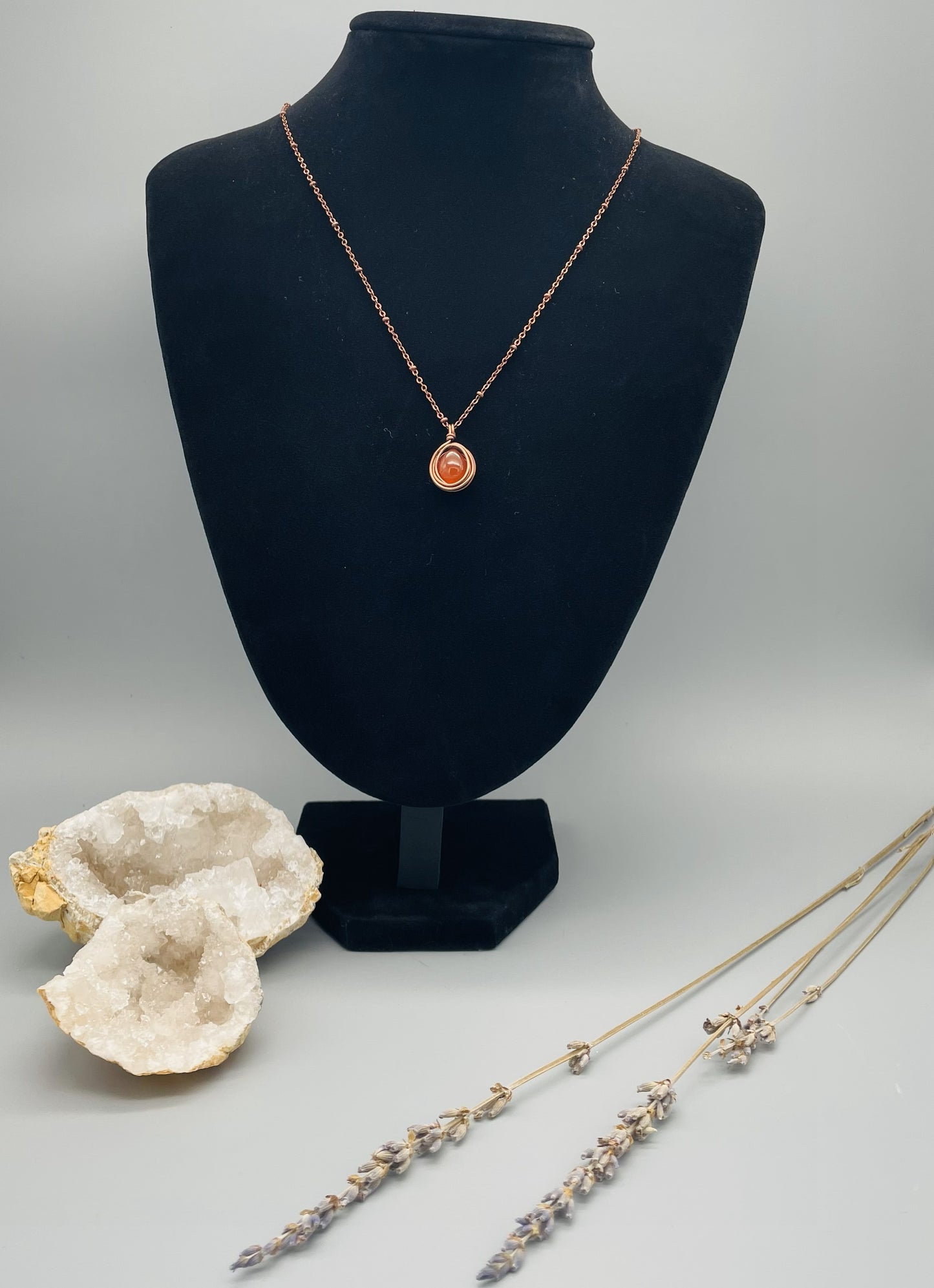 Cornalina en Collar  con Alambrismo - Cadena Satélite de Bronce 50cm