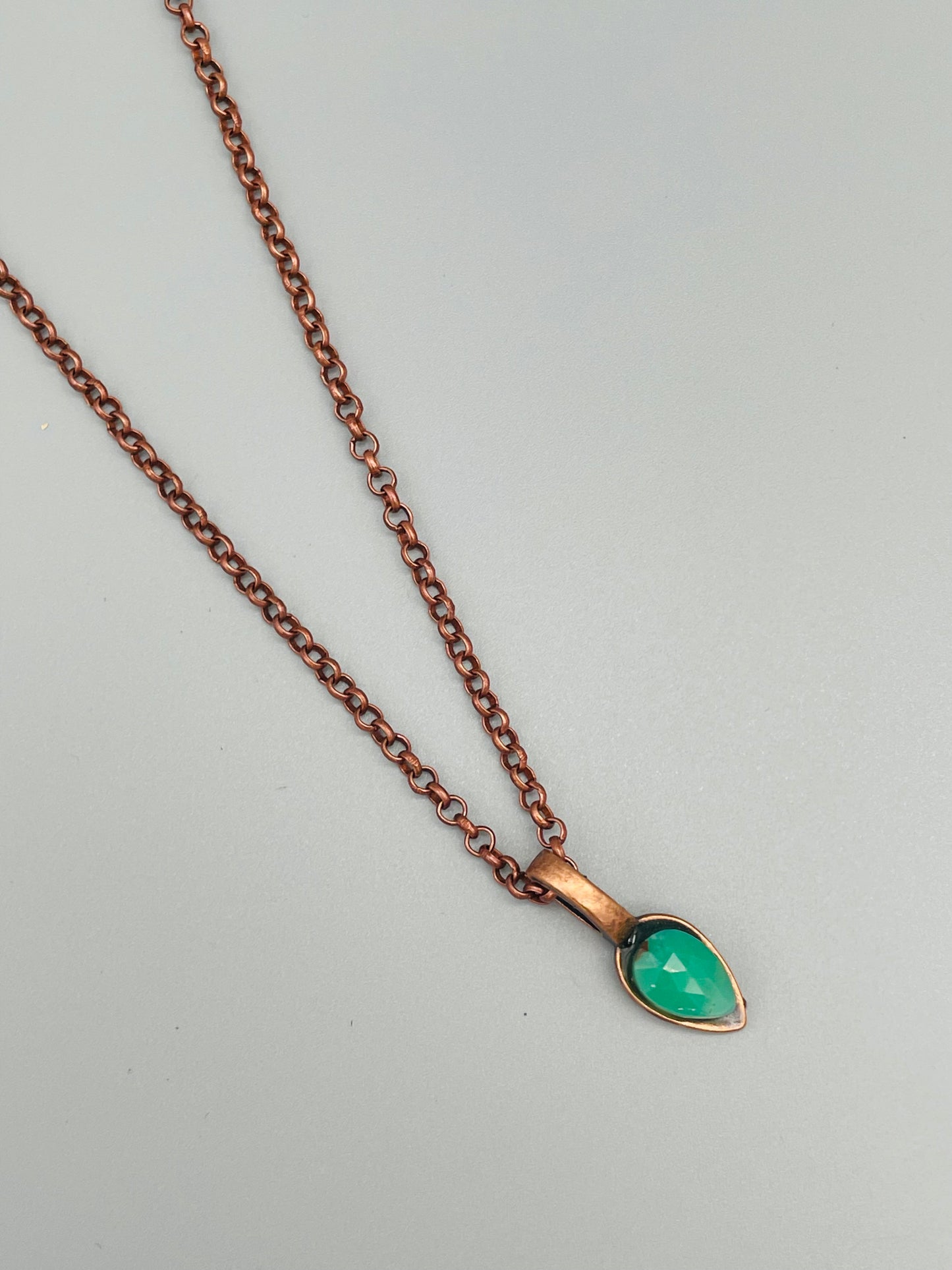 Crisoprasa en Collar de 50 cm con Cadena de Bronce Envejecido