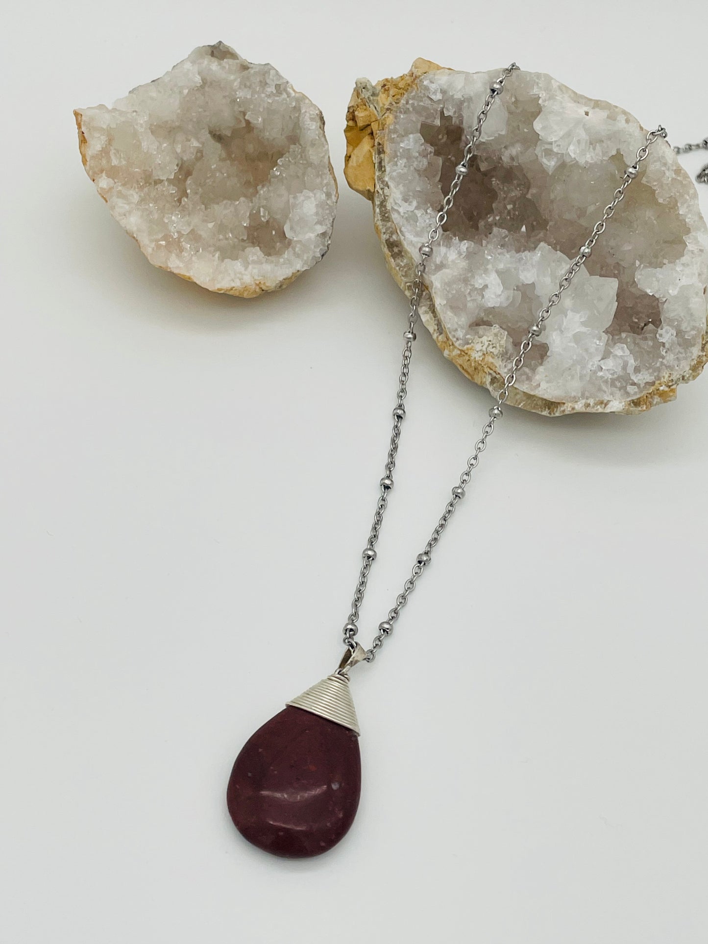 Jaspe Rojo en Collar con Alambrismo - Cadena Satélite Plateada 60cm