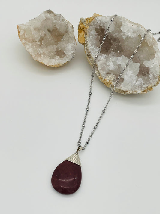 Jaspe Rojo en Collar con Alambrismo - Cadena Satélite Plateada 60cm