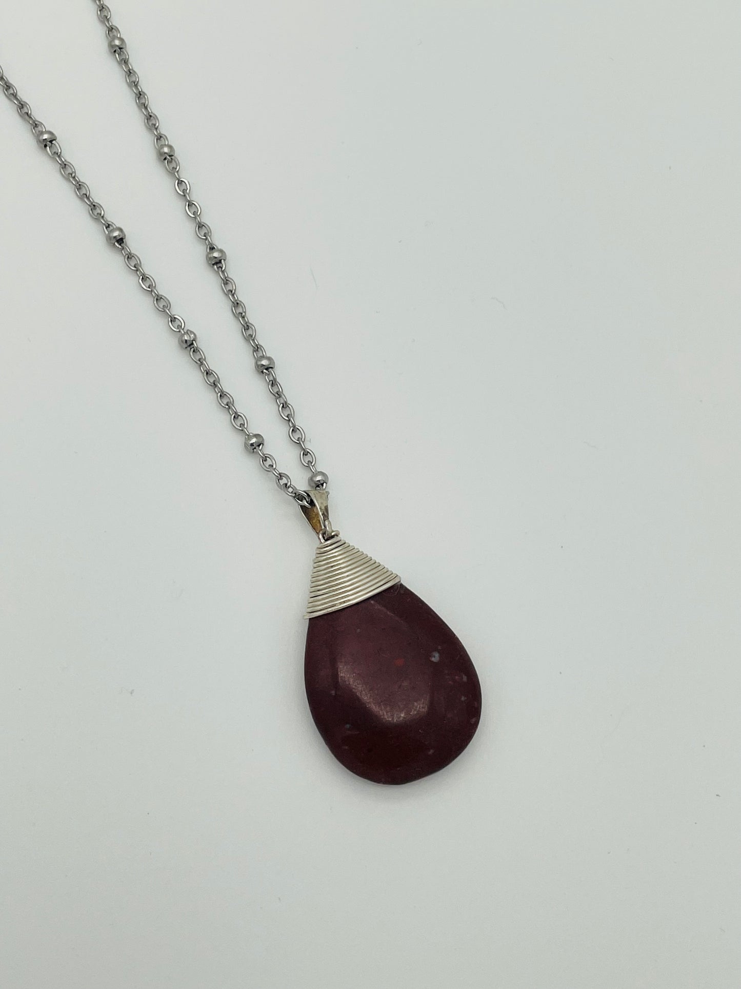 Jaspe Rojo en Collar con Alambrismo - Cadena Satélite Plateada 60cm