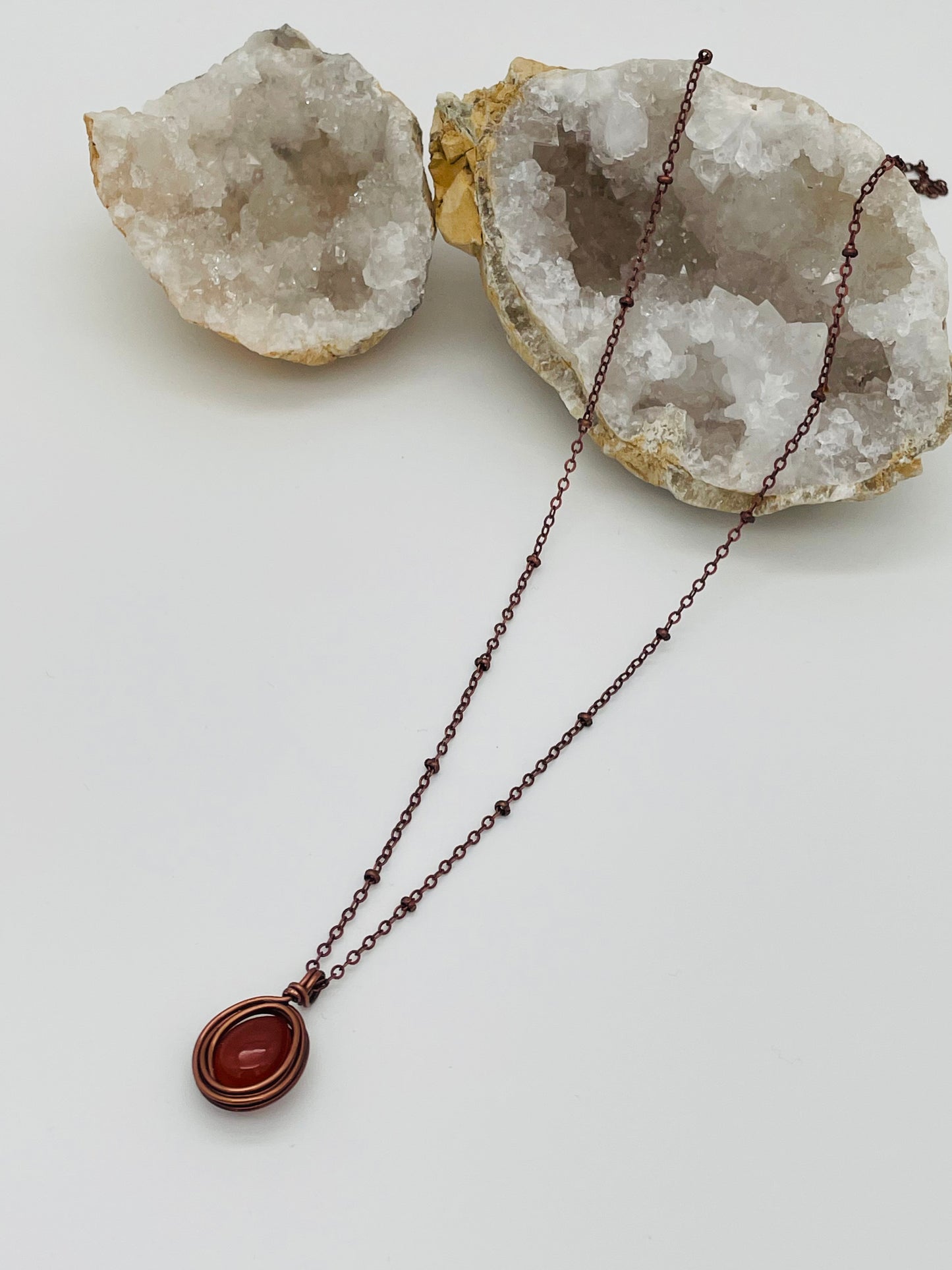 Cornalina en Collar  con Alambrismo - Cadena Satélite de Bronce 50cm