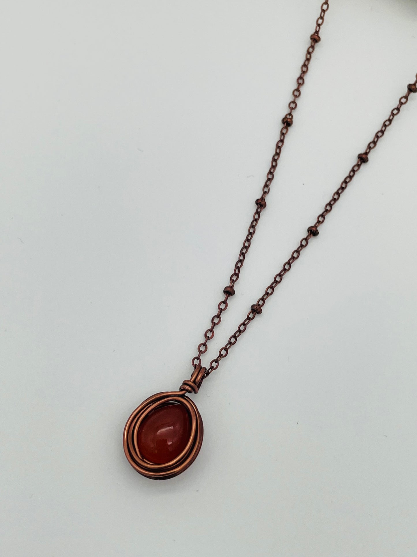 Cornalina en Collar  con Alambrismo - Cadena Satélite de Bronce 50cm