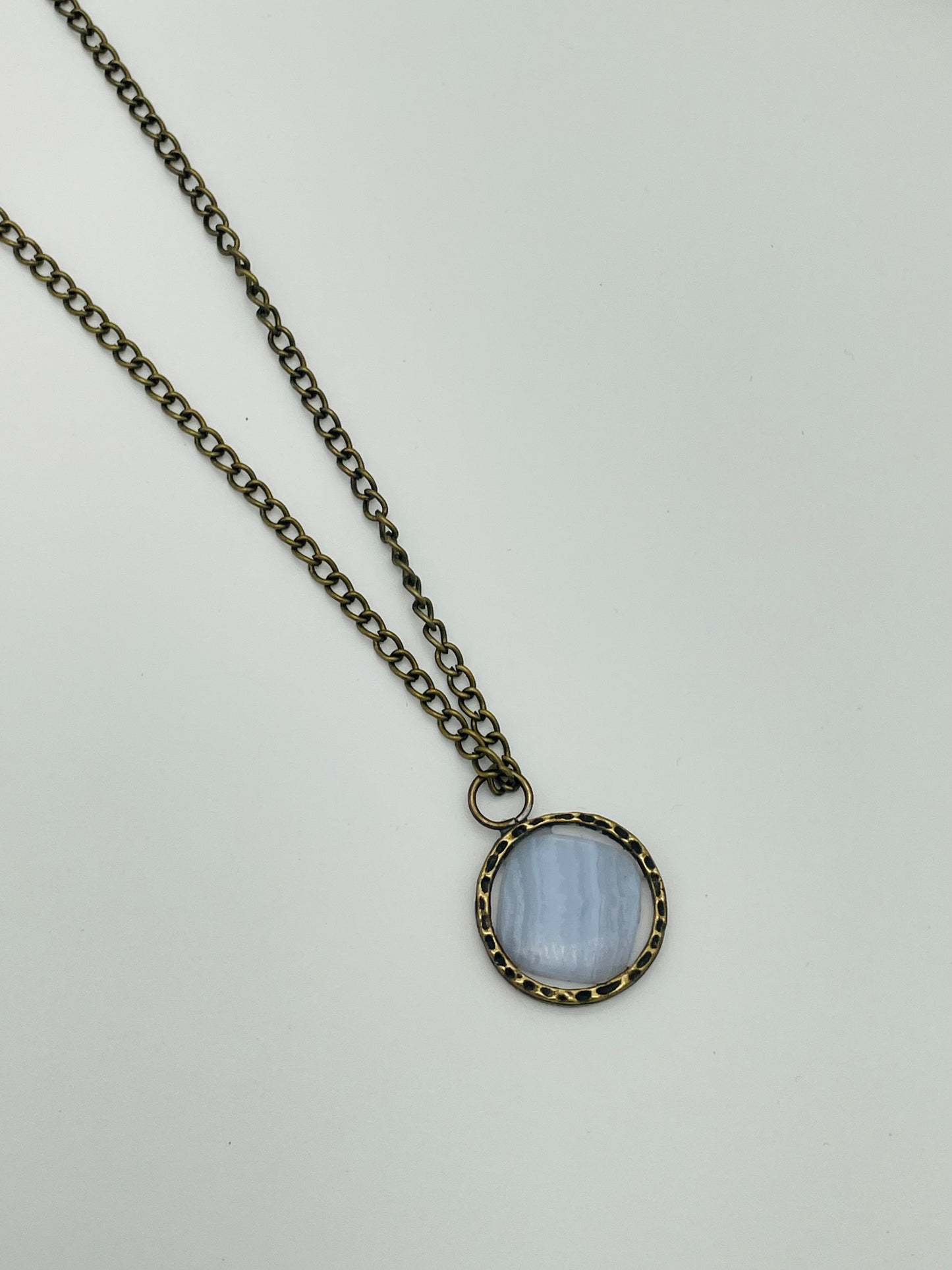 Calcedonia en Collar de  oro antiguo con aro Martillado - 50 cm