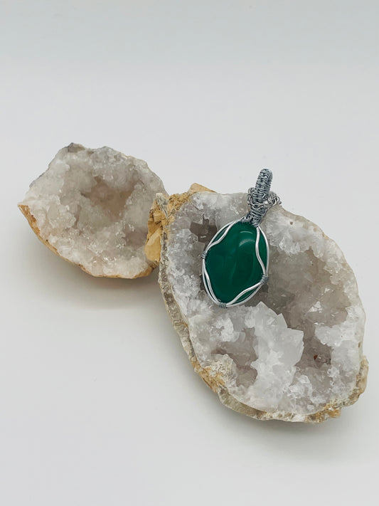 Aventurina en Collar  con Alambrismo - Cadena Satélite Plateada 60cm