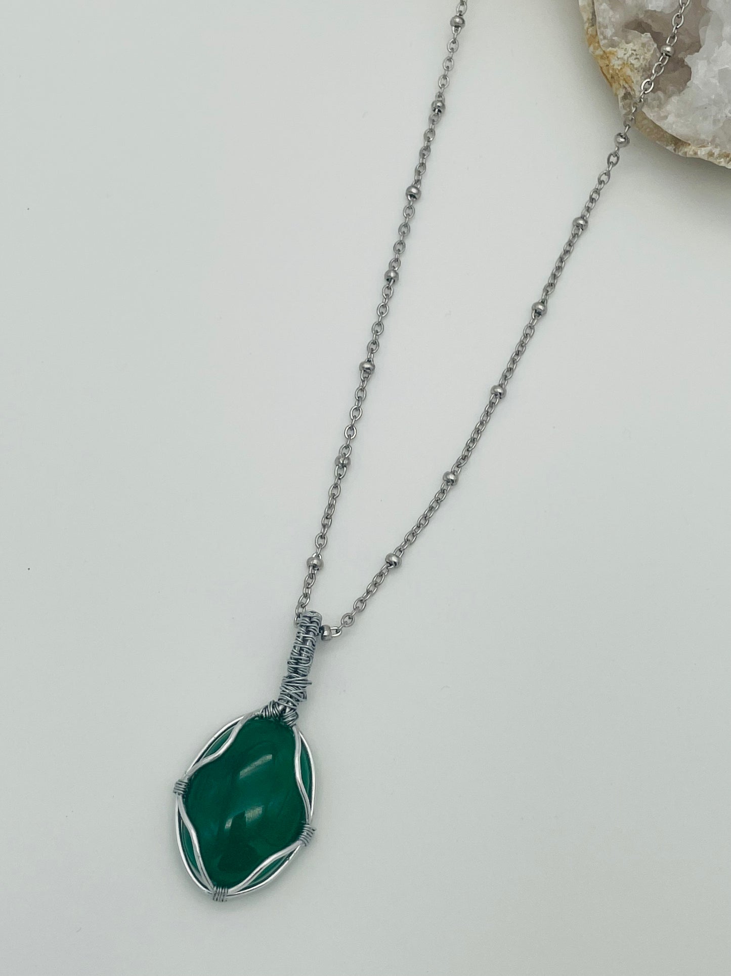 Aventurina en Collar  con Alambrismo - Cadena Satélite Plateada 60cm