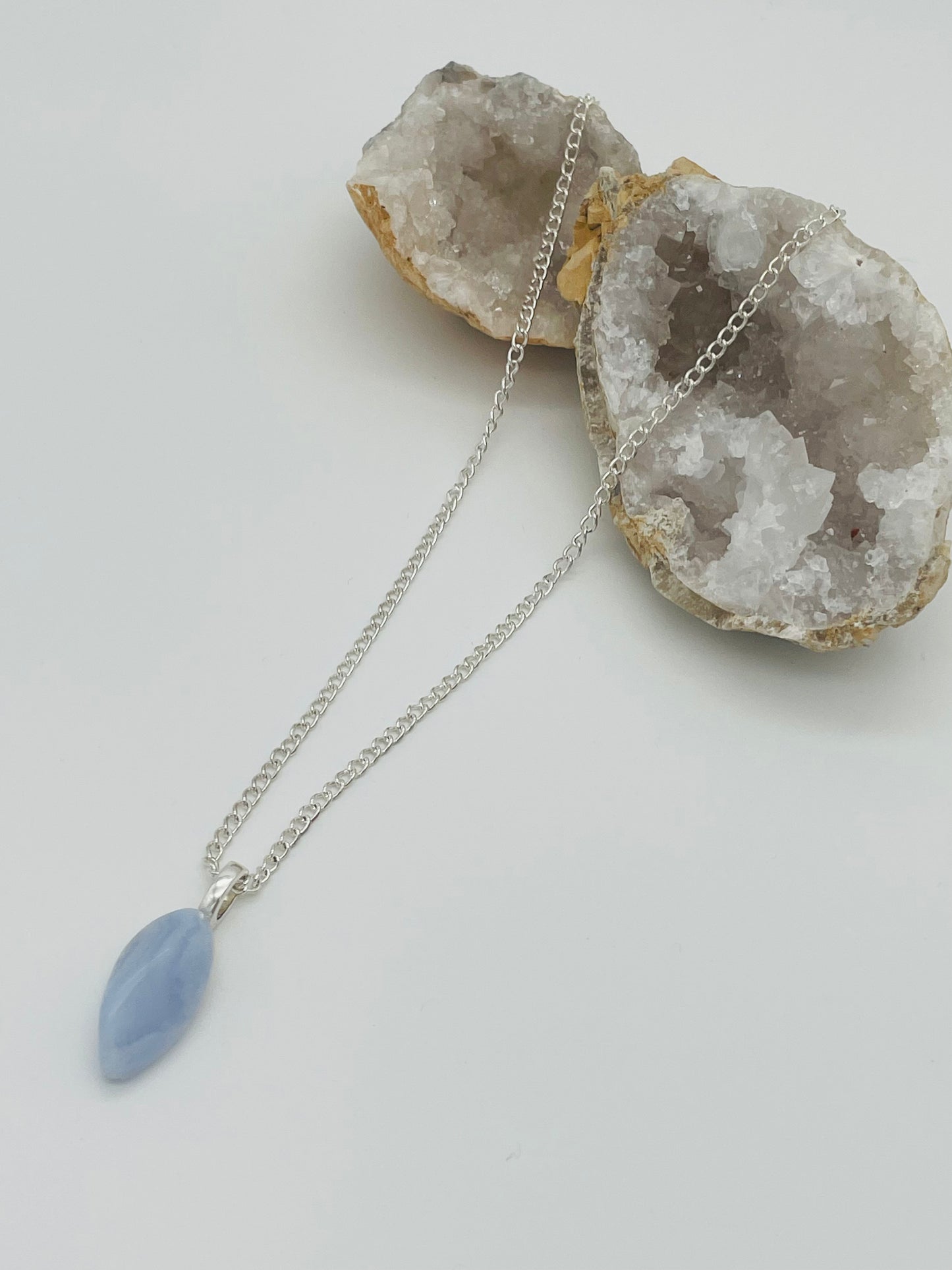 Calcedonia Natural Pulida en Collar de Acero Inoxidable - 50cm