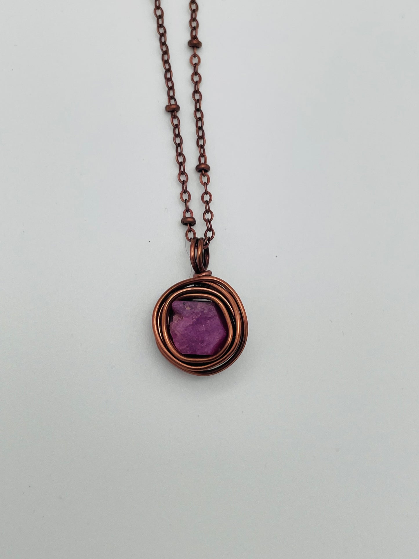 Rubí Corindón en Collar con Alambrismo - Cadena Satélite de Bronce Ajustable - 50 cm