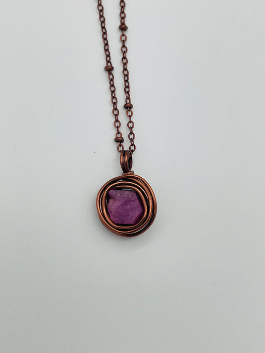 Rubí Corindón en Collar con Alambrismo - Cadena Satélite de Bronce Ajustable - 50 cm