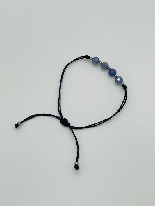Zafiro en Pulsera (hilo negro) - Santa Hildegarda