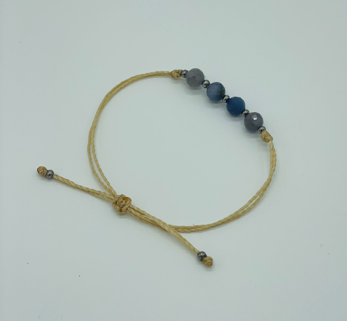 Zafiro en Pulsera (hilo beige) - Santa Hildegarda