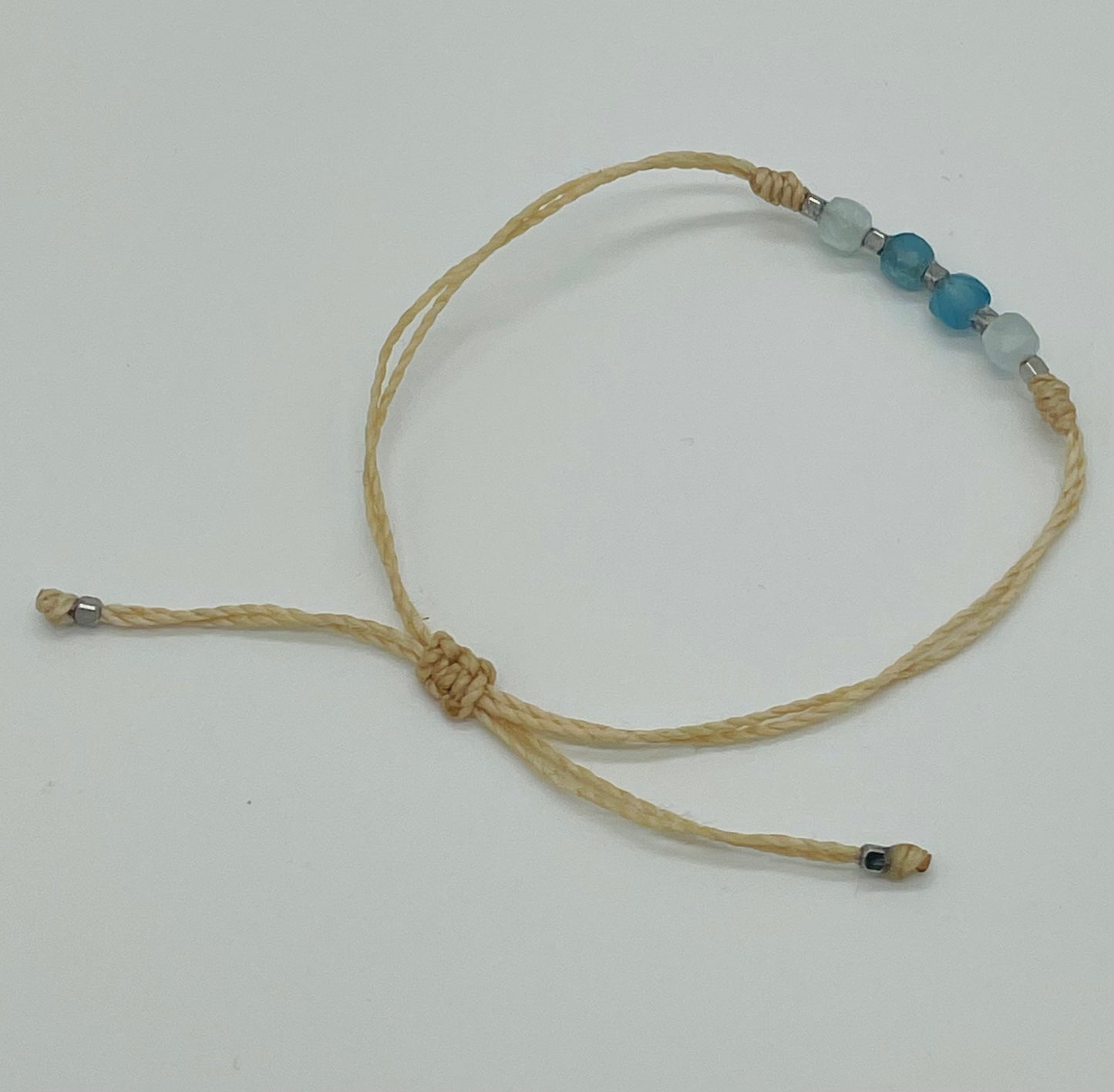 Aguamarina en Pulsera (hilo beige)- Santa Hildegarda