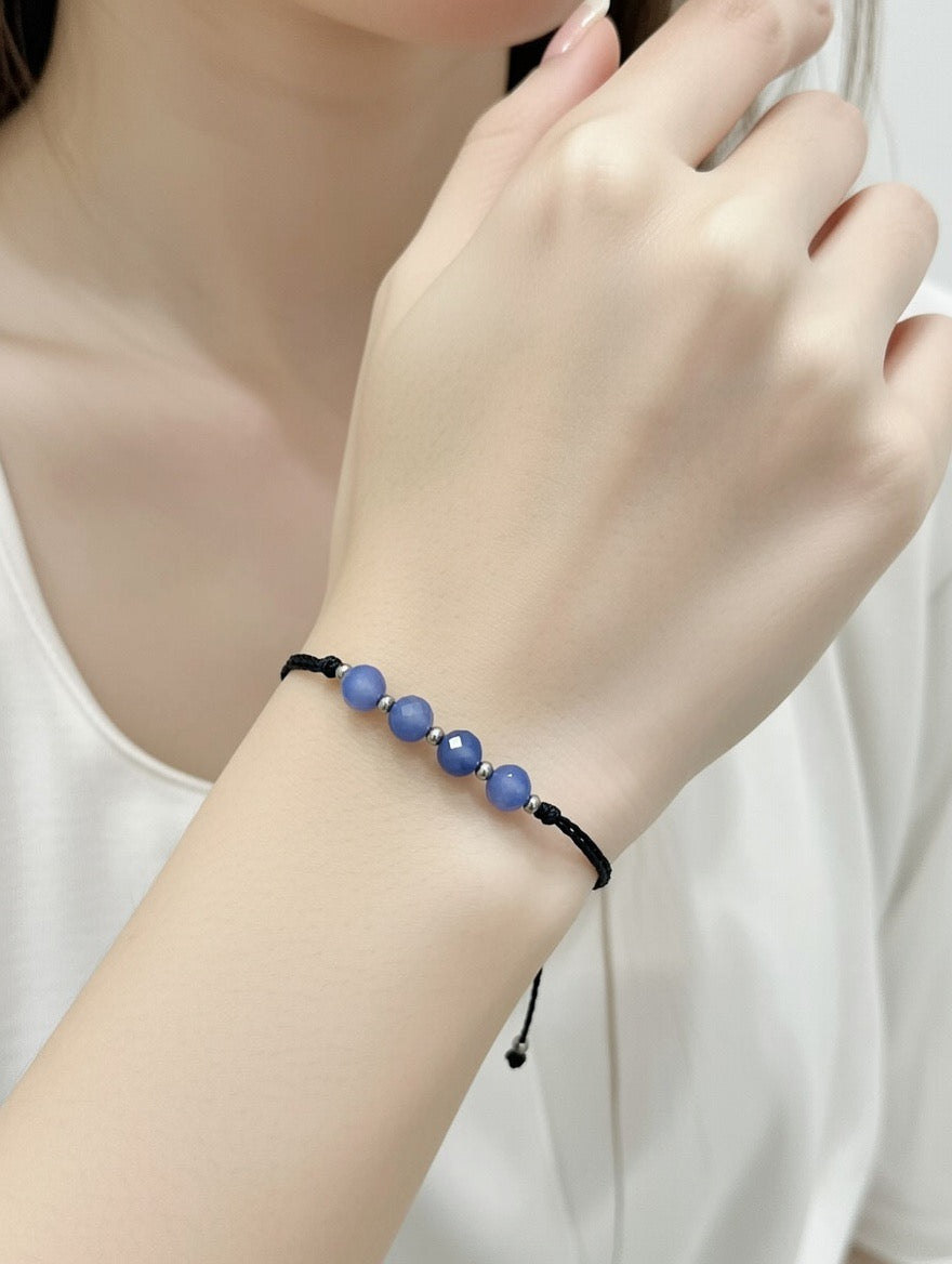 Zafiro en Pulsera (hilo negro) - Santa Hildegarda