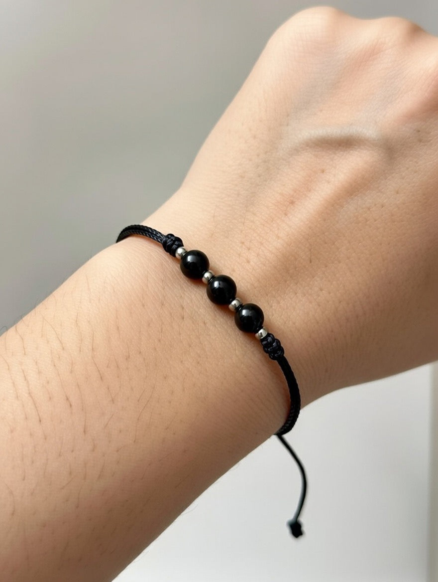 Ónice en Pulsera de (hilo negro) - Santa Hildegarda
