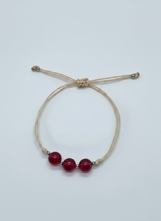 Rubí en Pulsera (hilo beige) - Santa Hildegarda