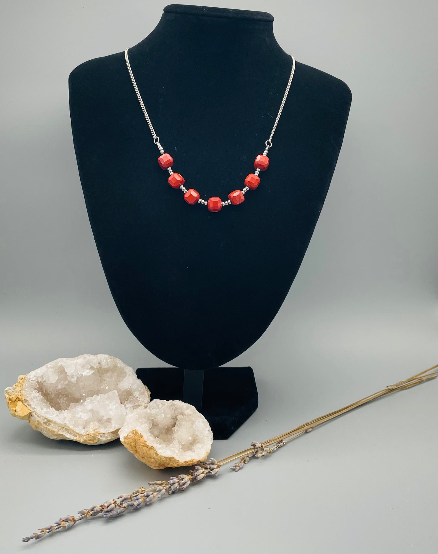 Jaspe Rojo de Cubos Facetados en Collar 60 cm