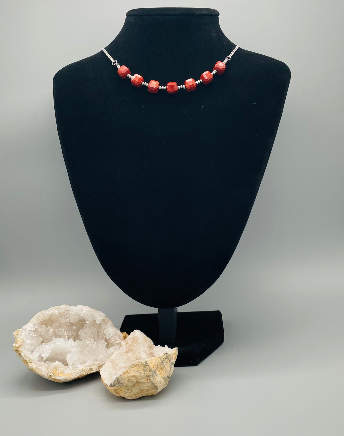 Jaspe Rojo de Cubos Facetados en Collar 60 cm