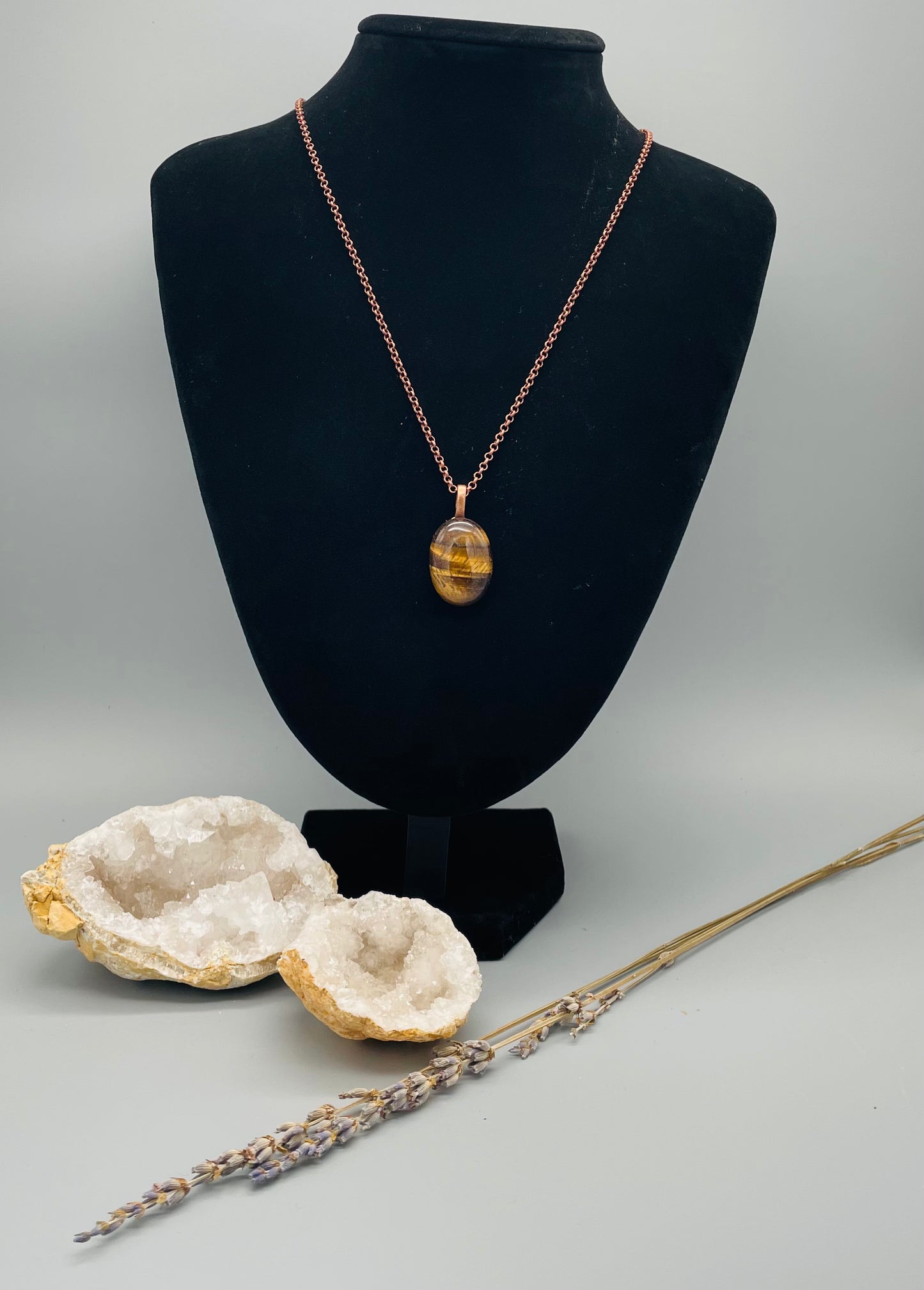 Colgante de Ojo de Tigre en Bronce Envejecido