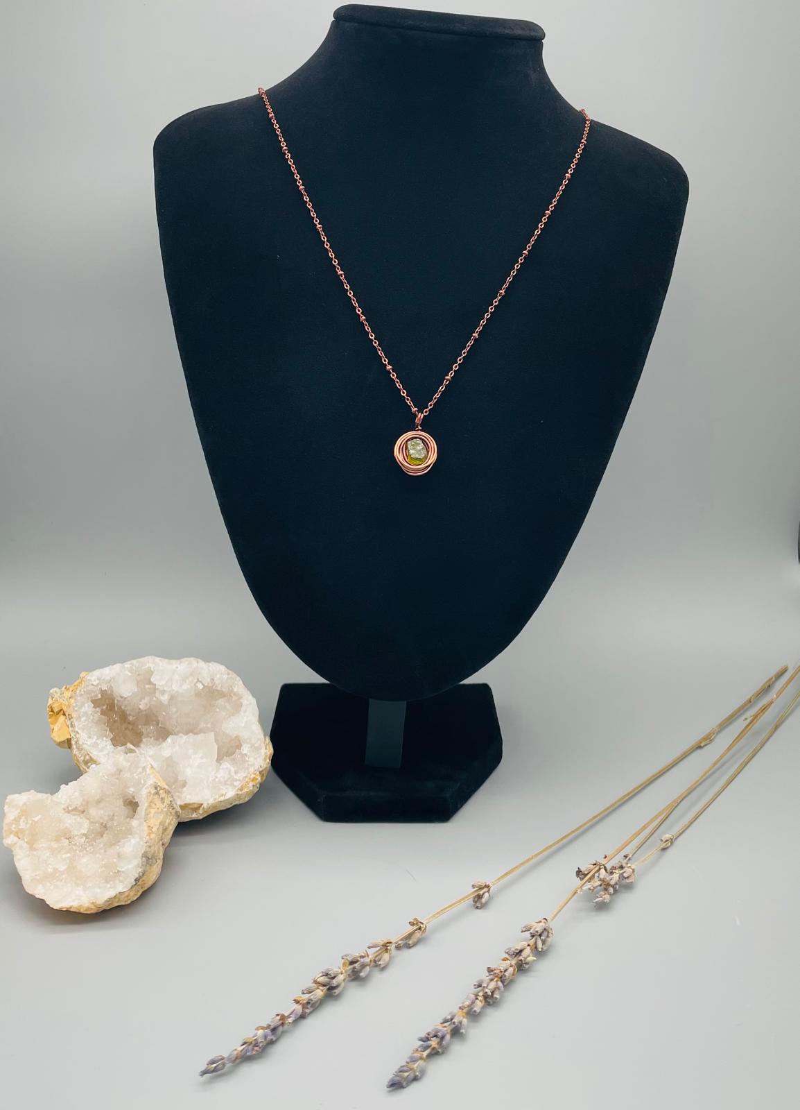 Olivino en Collar de Bronce - Colgante Artesanal Enrollado- 50cm