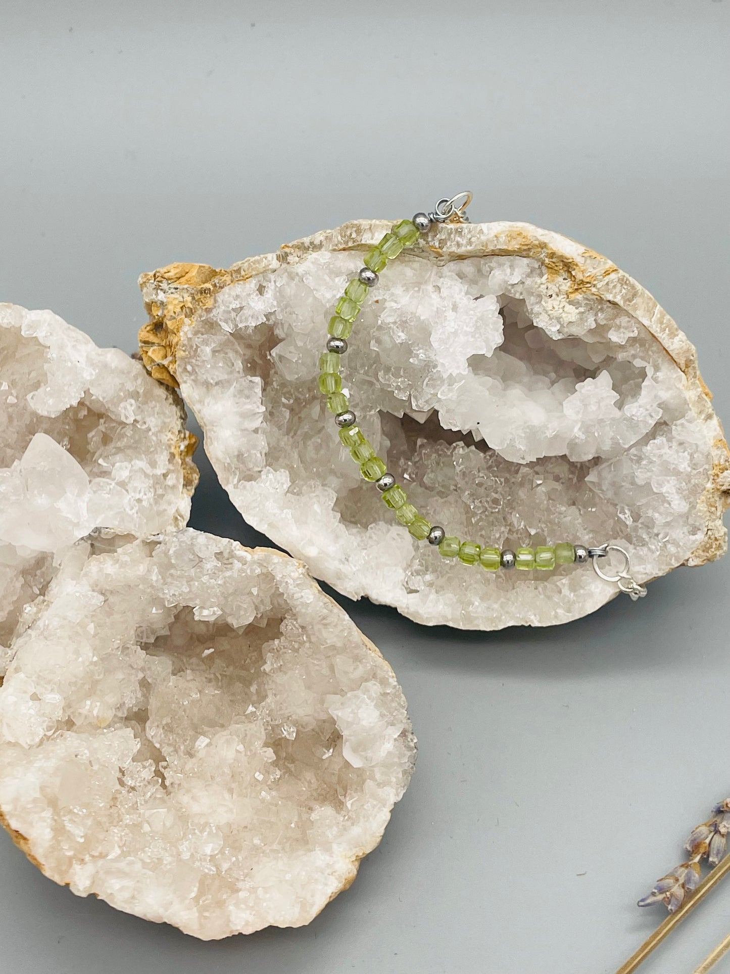 Olivino en Pulsera de Acero Inoxidable Ajustable