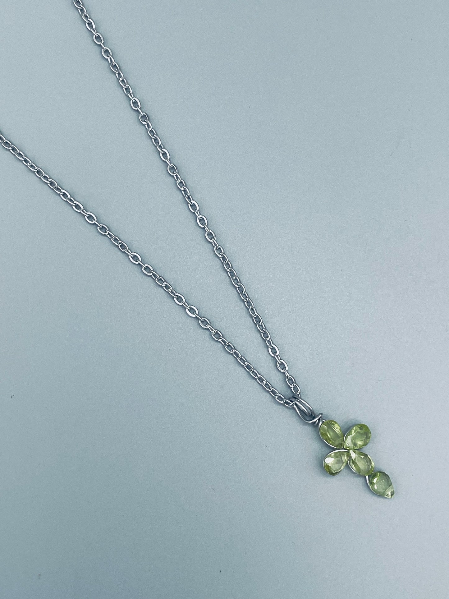 Olivino en cruz en Collar de 50 cm - 5 Cristales