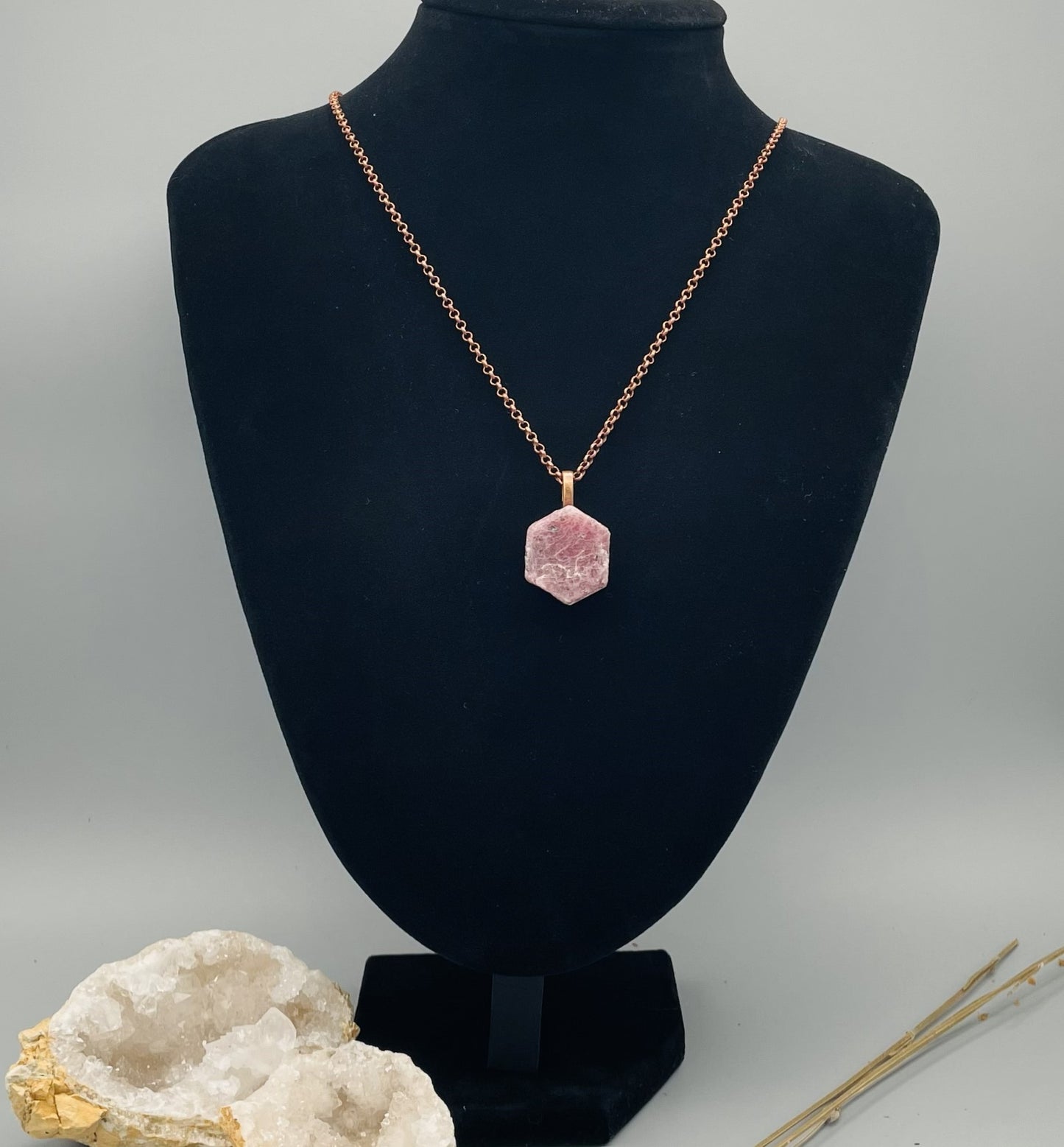 Rubí Corindón Natural en Collar, Soporte Tibetano Bronce 50cm