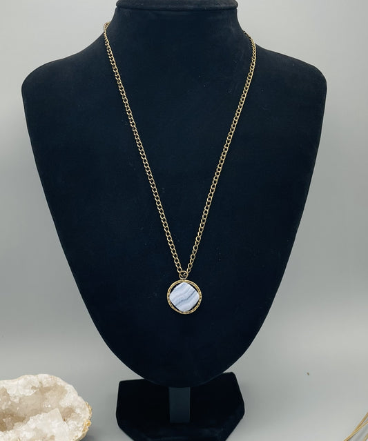 Calcedonia en Collar de  oro antiguo con aro Martillado - 50 cm