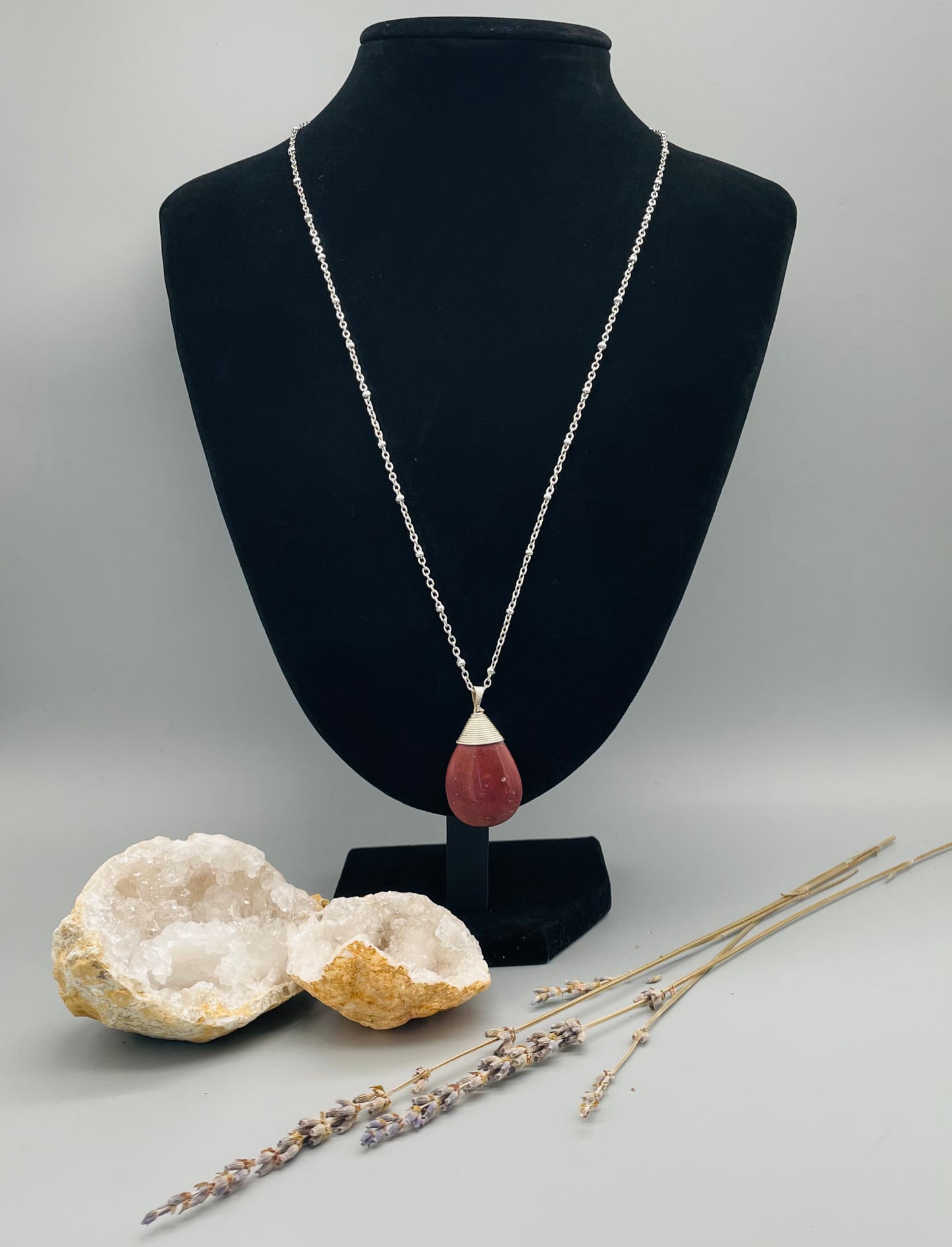 Jaspe Rojo en Collar con Alambrismo - Cadena Satélite Plateada 60cm