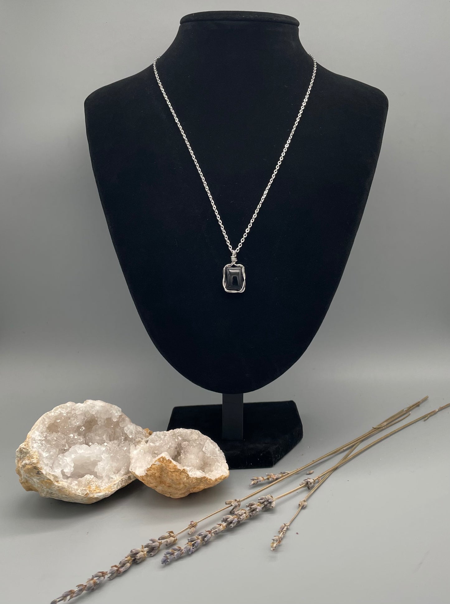 Ónice en Collar de 50 cm con Alambrismo - Cabujón Pequeño